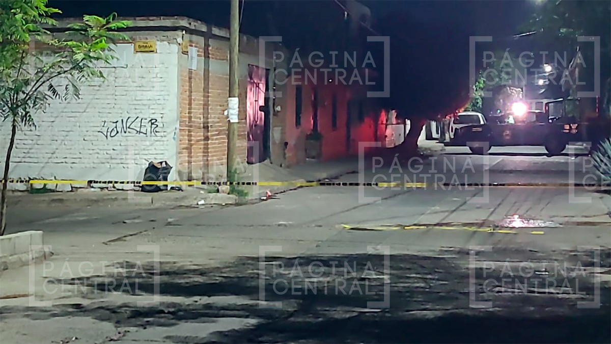 Balean a un hombre en la calle; familiares lo trasladan al hospital en un carro