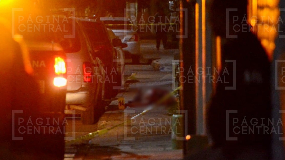 Hombre conducía auto cuando lo balearon, se bajó corriendo para huir, pero cayó muerto