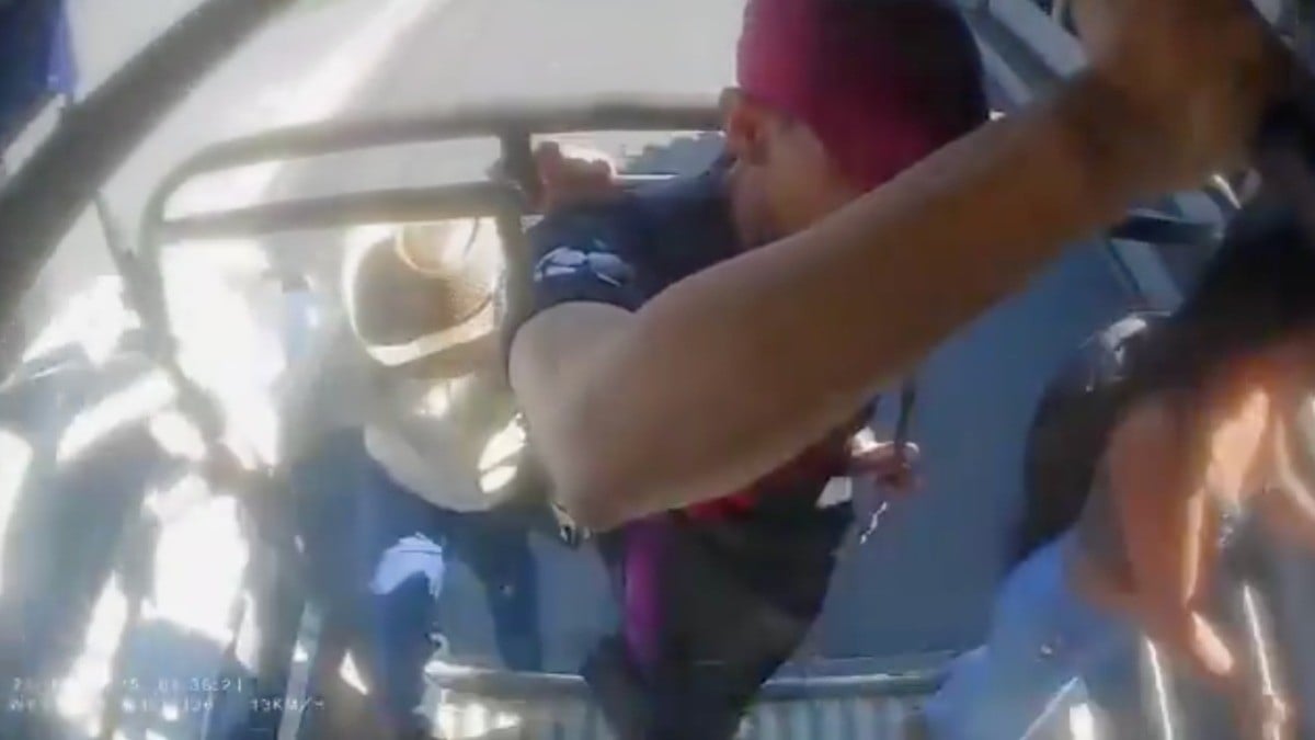 VIDEO Graban momento justo en el que un abuelito sufre mortal caída del transporte público