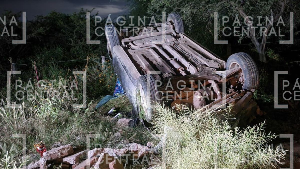 Confundieron freno con acelerador: Dos mujeres terminan volcadas, en León
