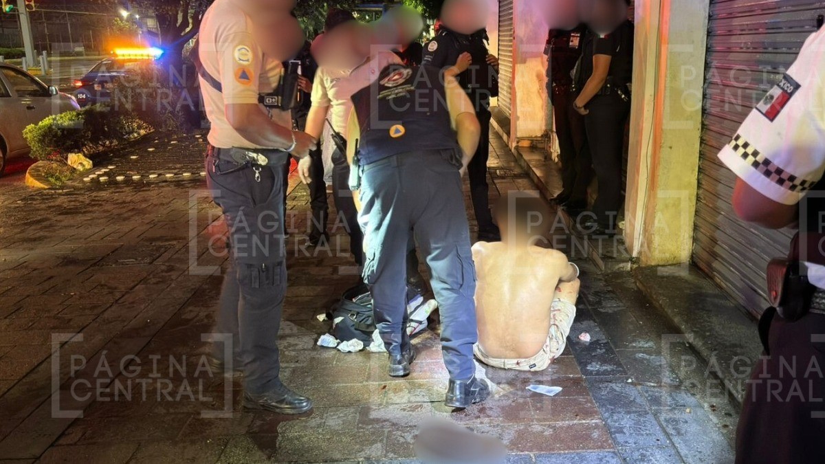 Hombre cae de cuatro metros y sufre fractura expuesta; al parecer se drogaba en una azotea