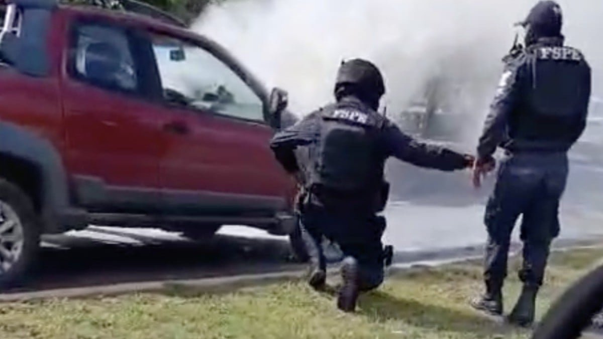 VIDEO ¡Quedó reducida a chatarra! Camioneta se incendia en pleno bulevar