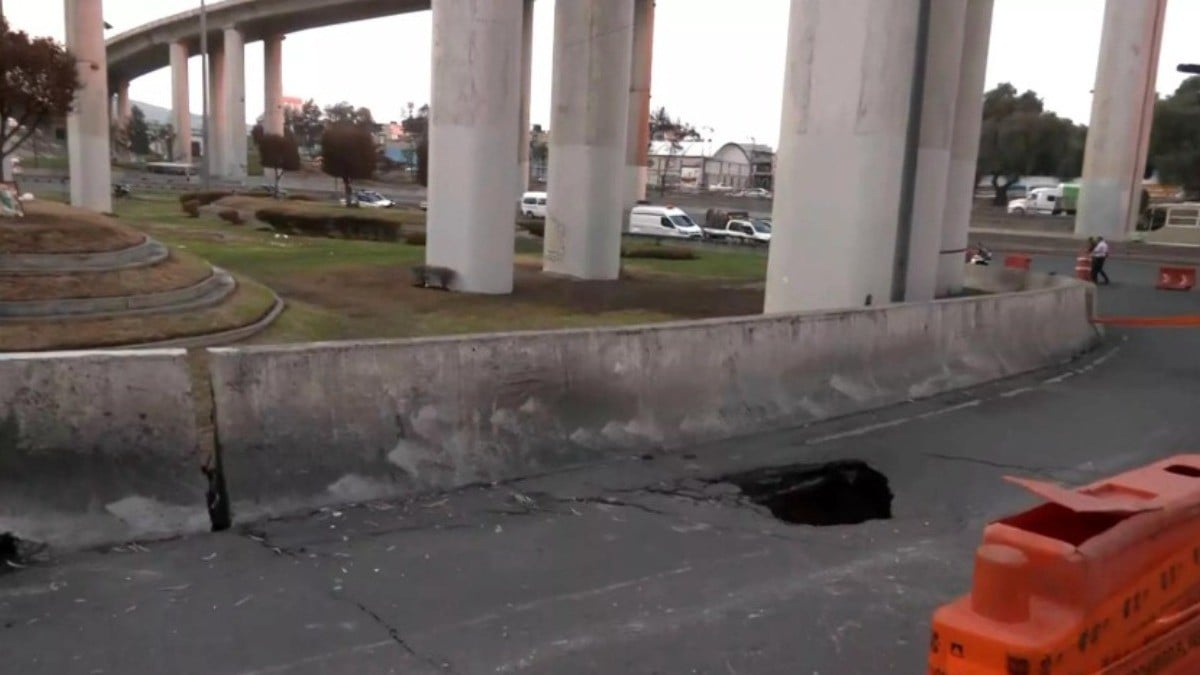 Aparece socavón en el lugar en donde explotó pipa de gas en Iztapalapa