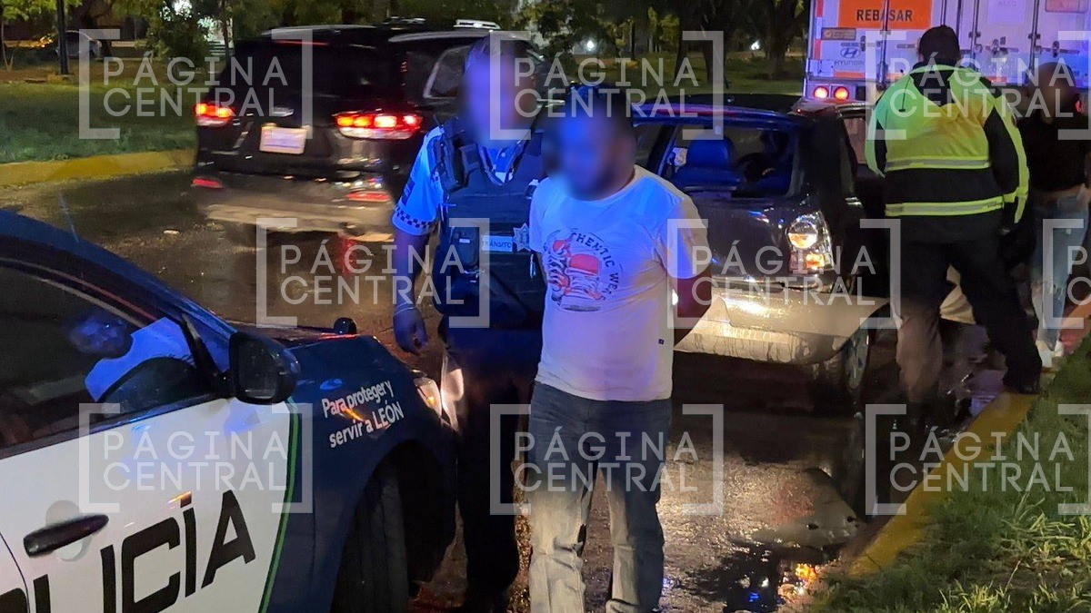 Trailero embiste auto con 3 mujeres, intenta huir, pero conductores le cierran el paso