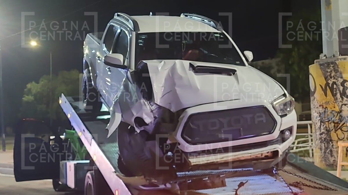 Conductor pierde el control de camioneta y se va contra ciclovía en San Juan Bosco