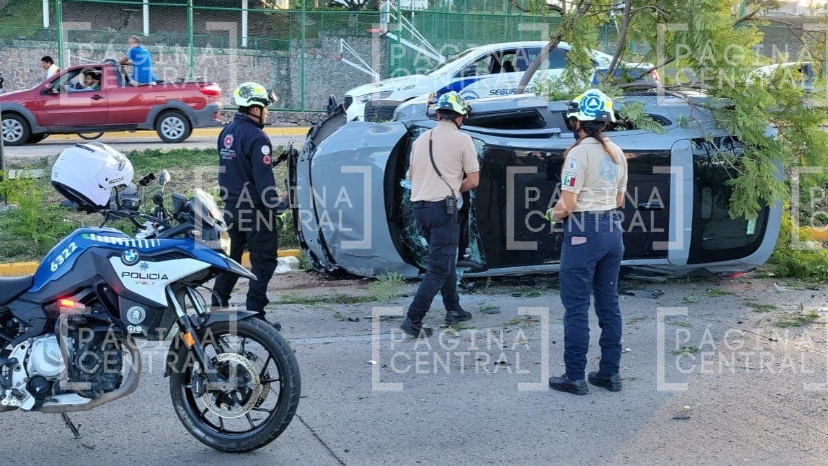 ¿Cómo iba que hasta un árbol tumbó? Jóvenes se accidentan y terminan volcados