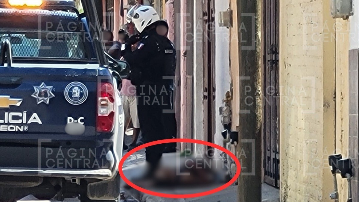 “¡Suéltenmeeee!” Matan a Carlos cuando iba en plena calle, su cuerpo quedó en la banqueta