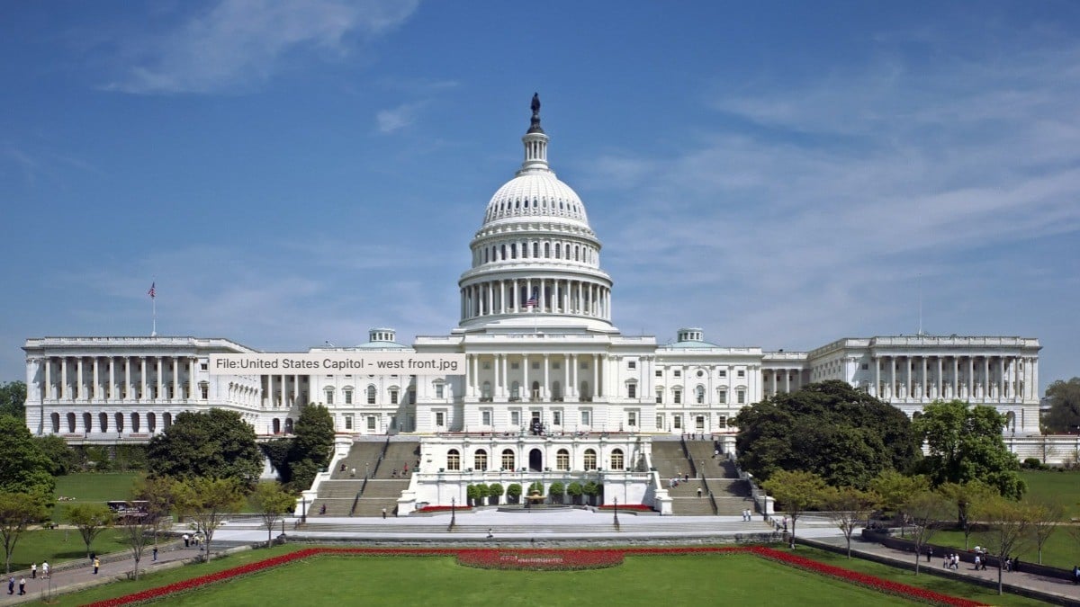 Cierra Gobierno de EU tras no lograr acuerdo de presupuesto 