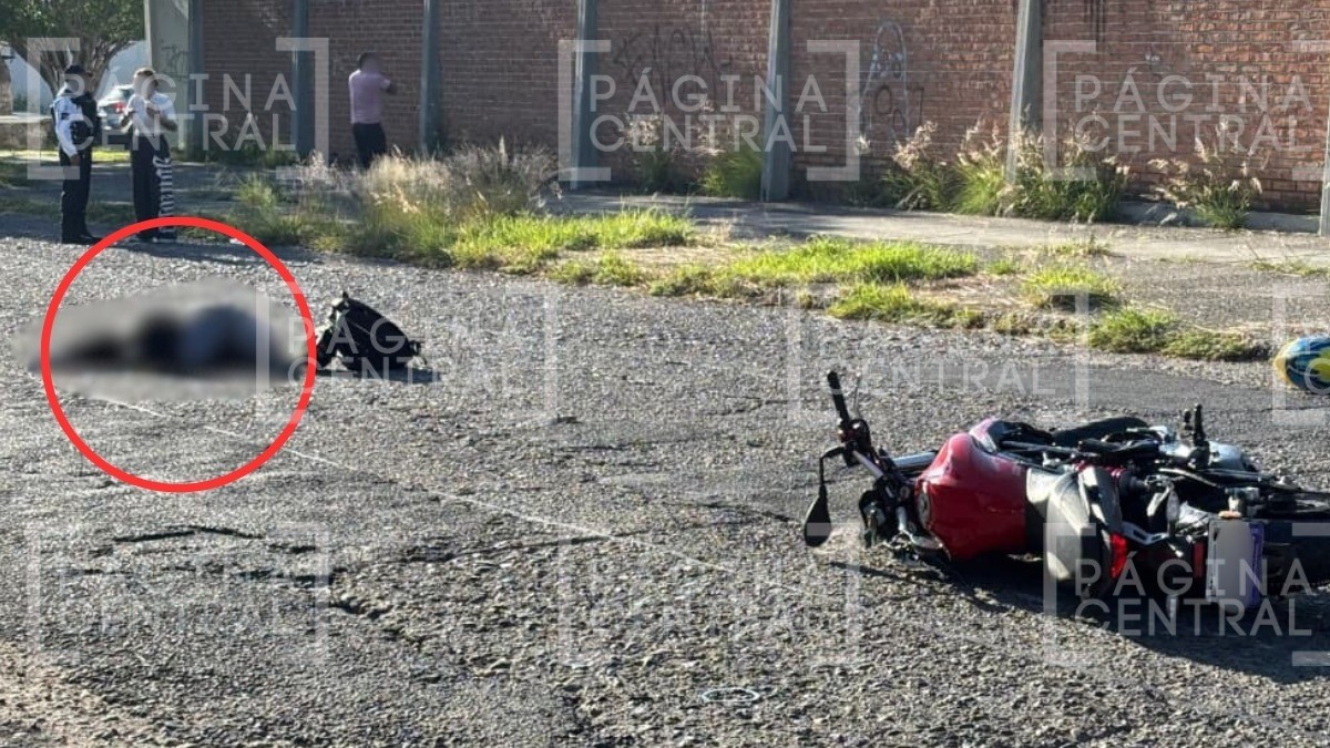 ¡Por ignorar alto! Hermanos iban en una moto, los impacta auto y salen proyectados; una joven muere