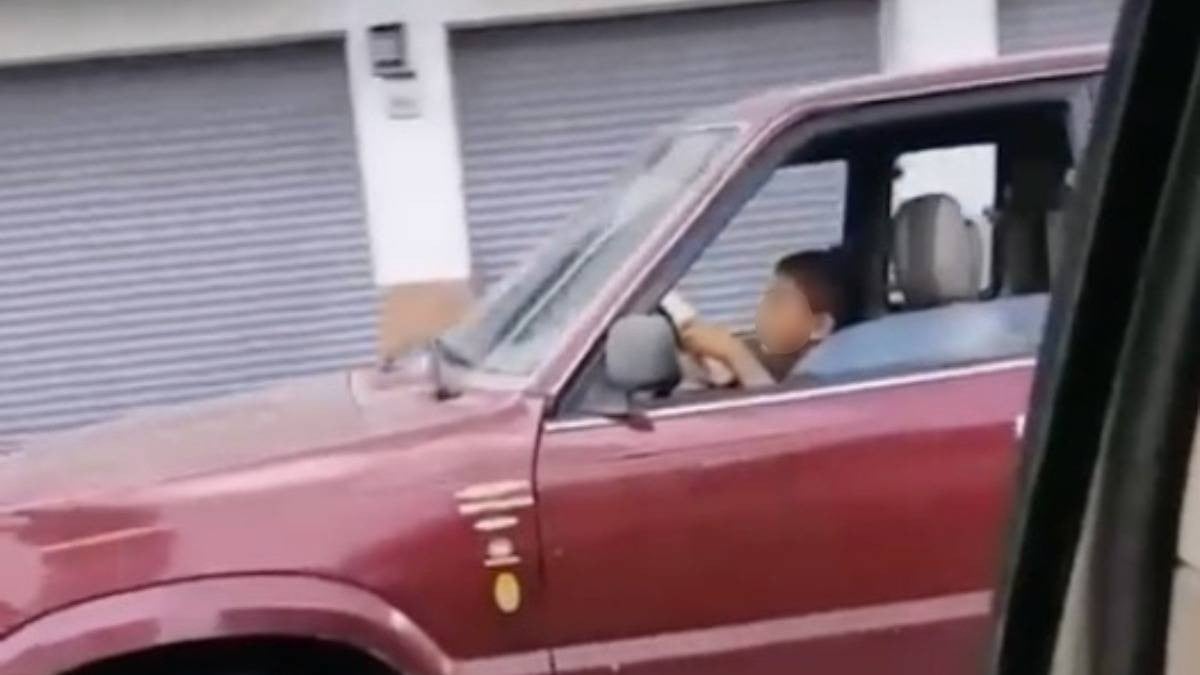 VIDEO “Por fin un niño sin cel”: Captan a niño manejando una camioneta por bulevar de León