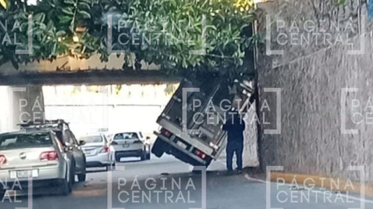 ¡No respetó las señales! Camioneta queda atorada en el Malecón del Río