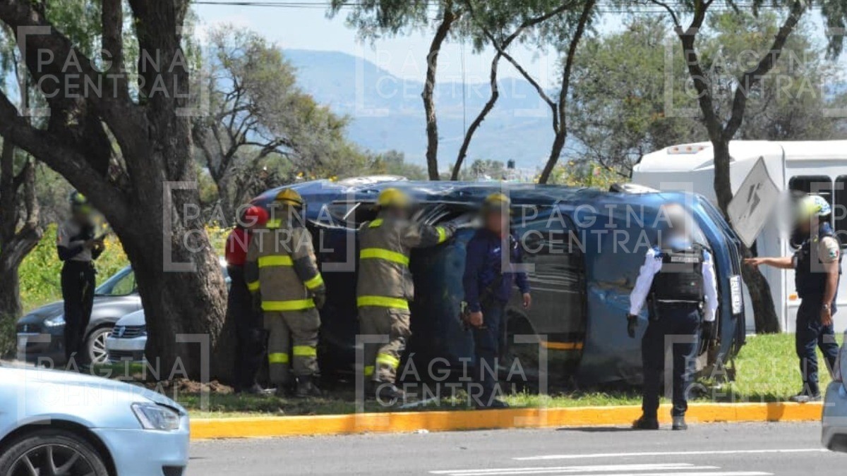 Escoltaban a ambulancia donde iba su familiar enfermo, se les atravesó camioneta y volcaron