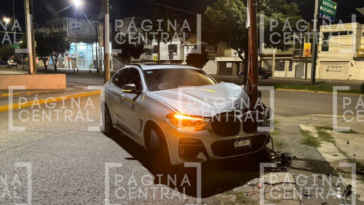 ¡Choque de miles! Conductor estrella su BMW y lo deja abandonado 