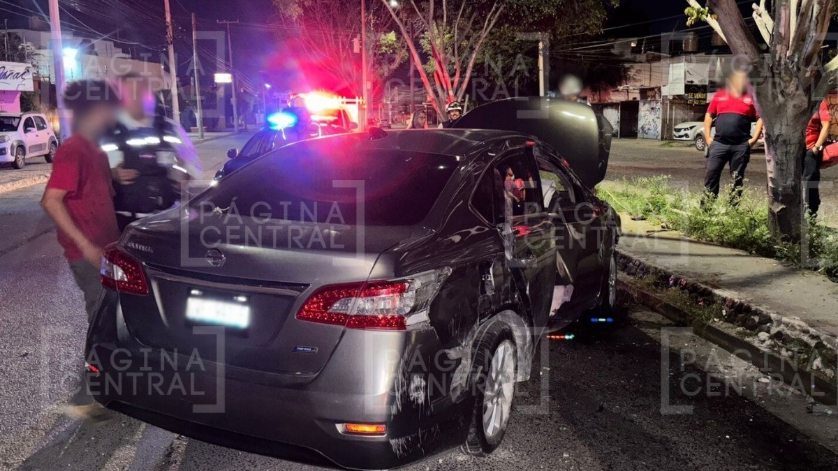 Conductor choca a motociclista y al huir pega en ciclovía y vuelca, ¡vecinos lo enderezan!