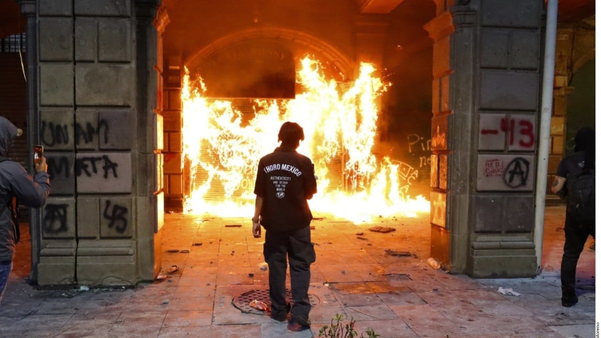 Asaltan, queman comercios y lesionan a 94 policías