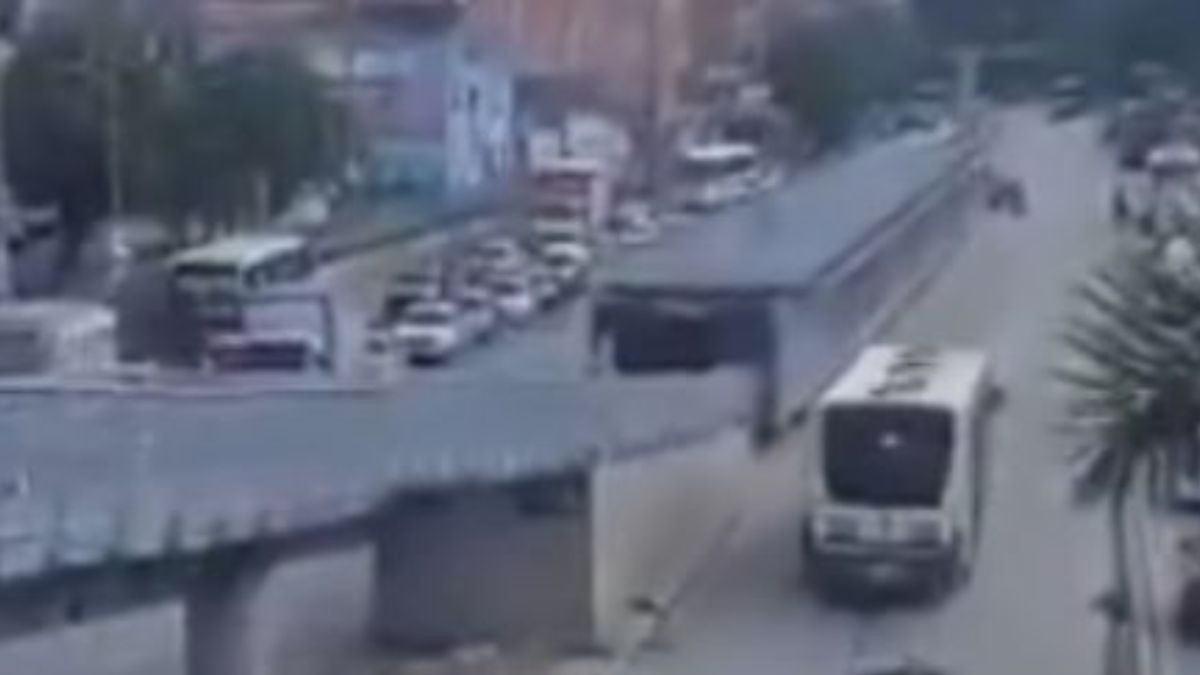 VIDEO Frente a testigos: Camión atropella a hombre y lo arrolla de nuevo al intentar huir 