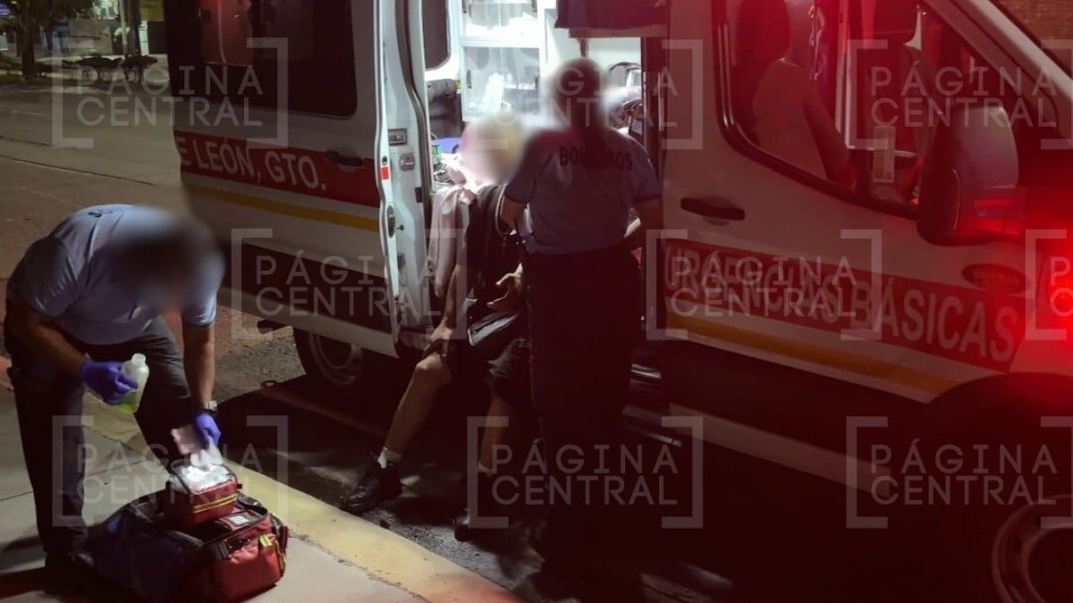 Conductor iba por bulevar y se topa con retén, intenta frenar, pero choca con árbol