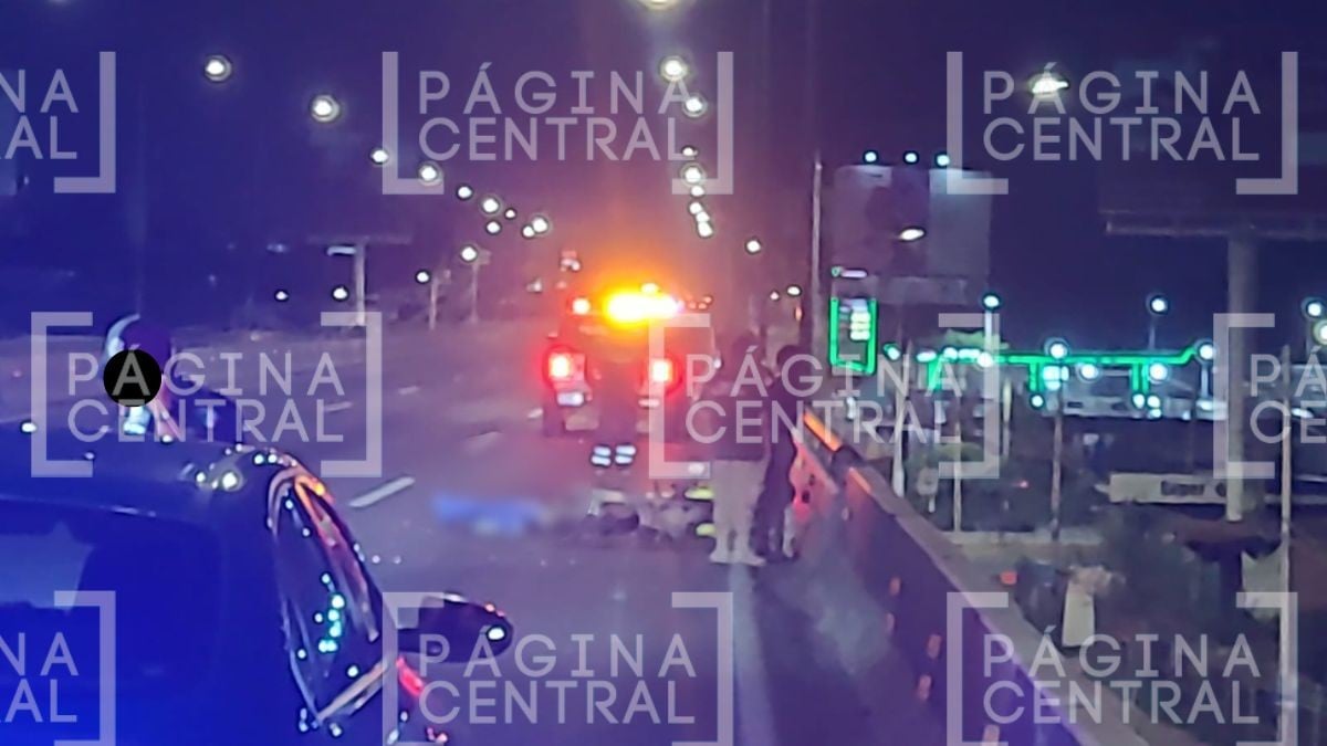 VIDEO Iba con su niña y su pareja: Muere mujer al derrapar en motocicleta