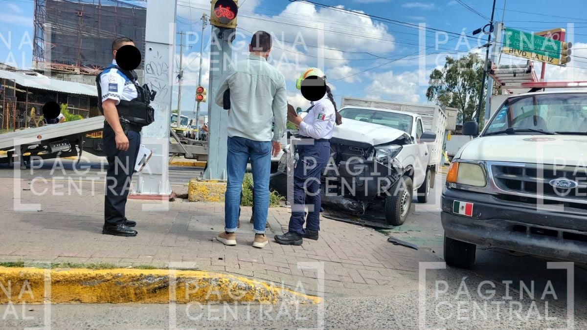 VIDEO Iban a atender reporte: Camioneta choca contra GN y termina estrellada en semáforo