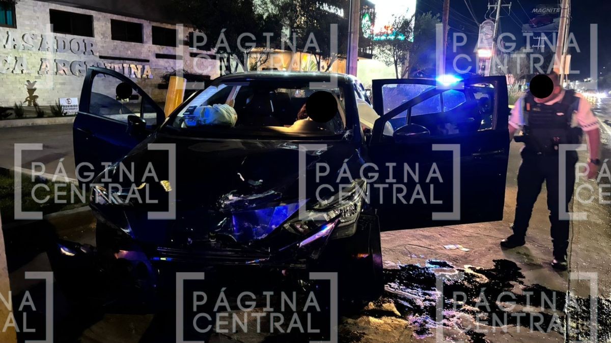 Iba a exceso de velocidad: Mujer se distrae con celular y choca contra taxi