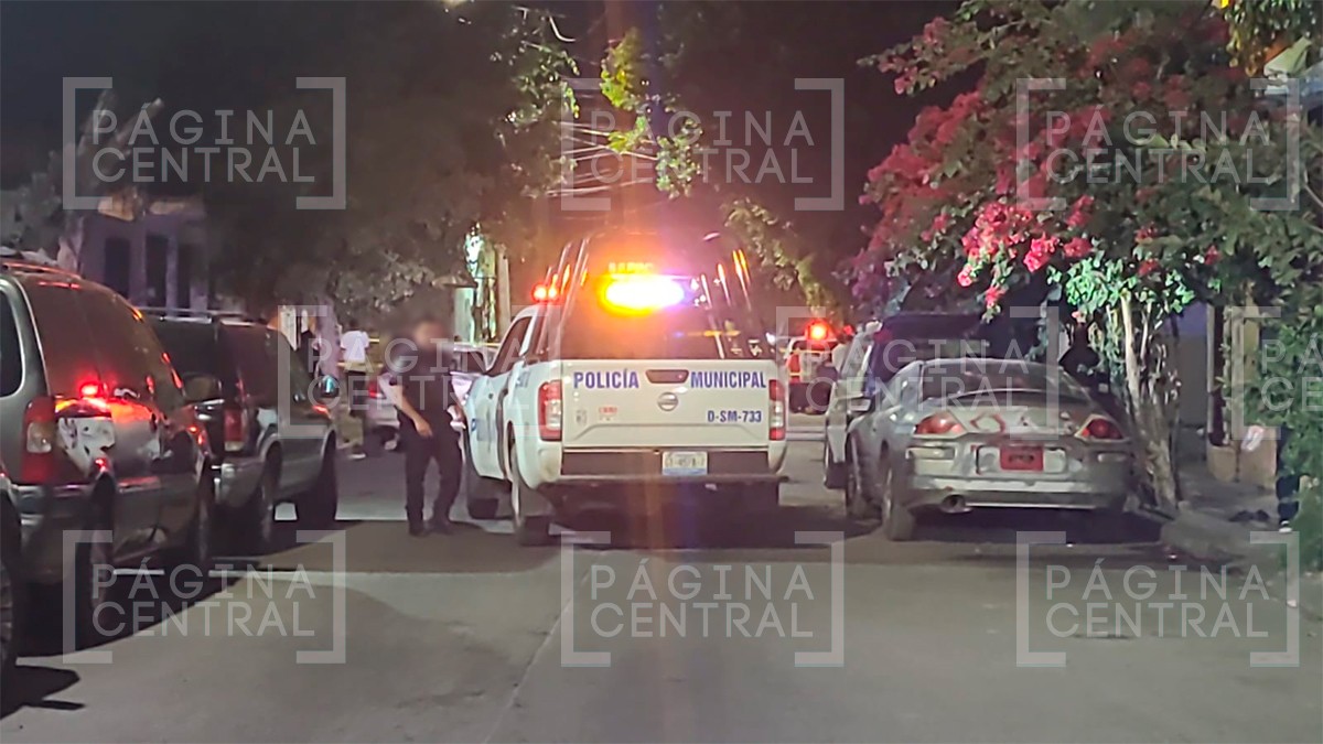 Baja de su motocicleta y dispara dos veces contra un hombre que estaba en la calle