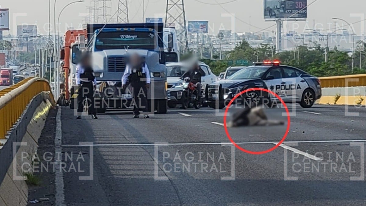 Motociclista iba por bulevar cuando camioneta lo aventó y quedó tirado a mitad del puente