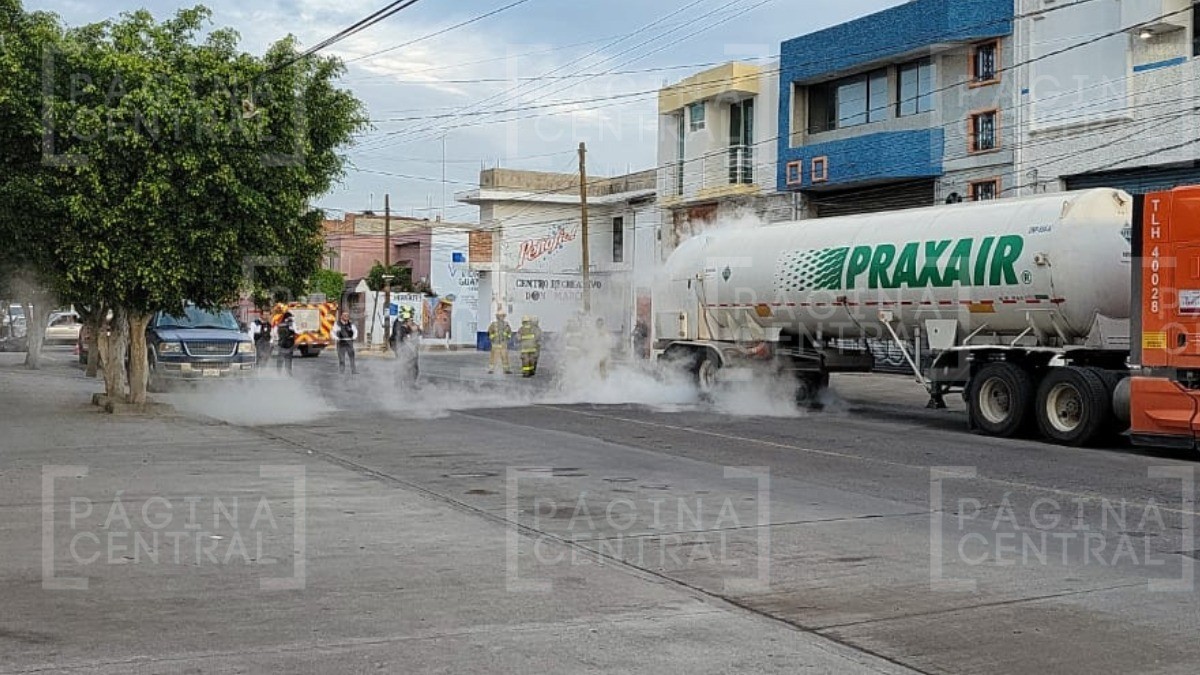 ¡Fuga causa temor! Tráiler sufre daño y llena bulevar Guanajuato de nitrógeno líquido