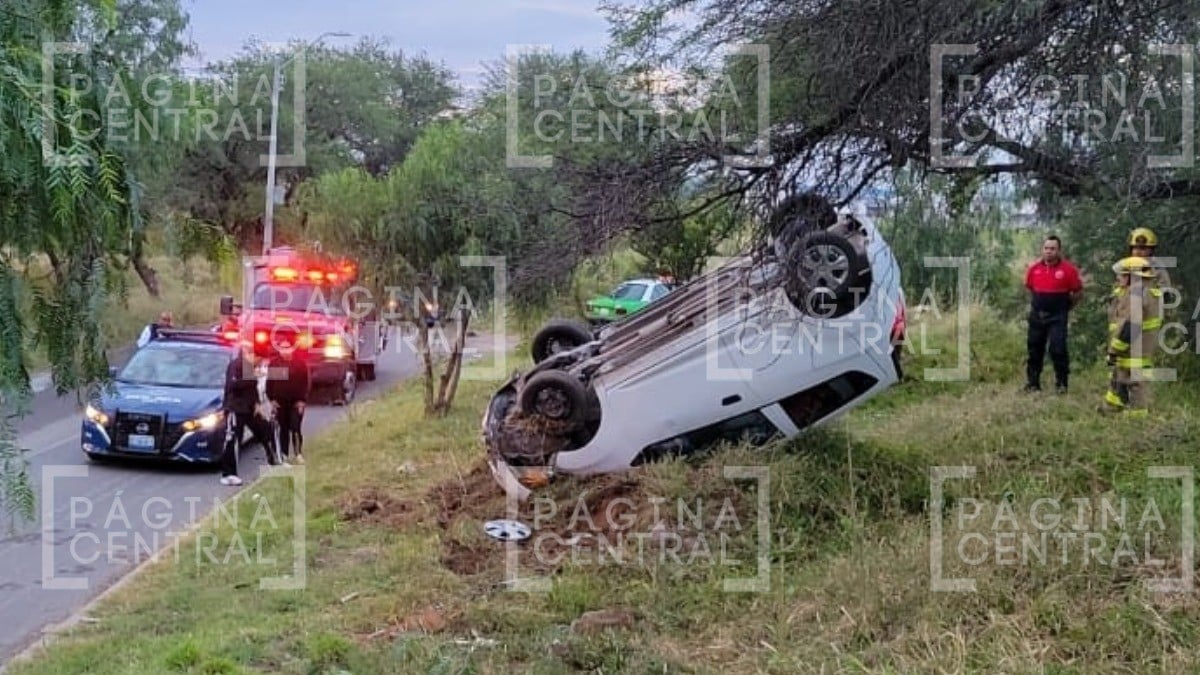 ¡Llantas arriba! Conducía rumbo a Alfaro, perdió el control del auto y quedó sobre el toldo