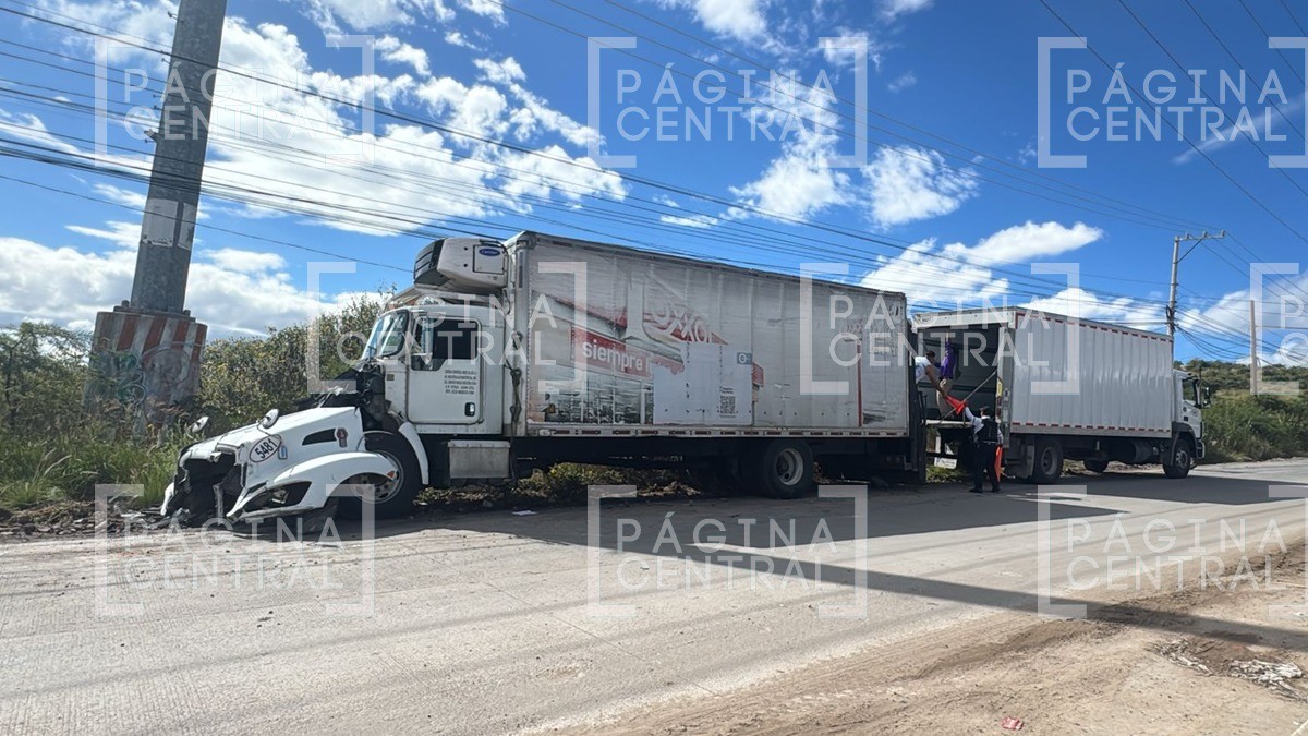 ¡Qué susto! Tráiler se queda sin frenos y choca contra dos autos en hora pico