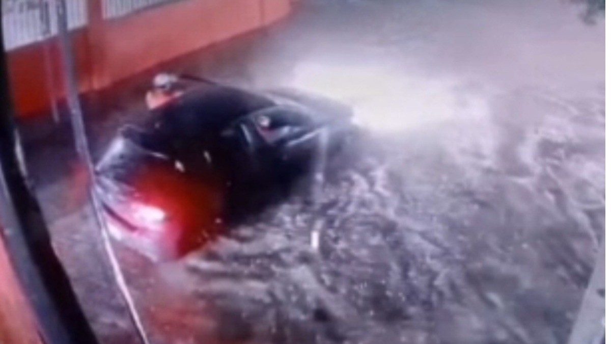 ¡Sale de auto y evita ser arrastrado por la corriente!