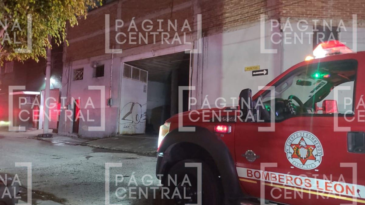 VIDEO ¡Fuerte incendio! Fuego consume fábrica de muebles en León