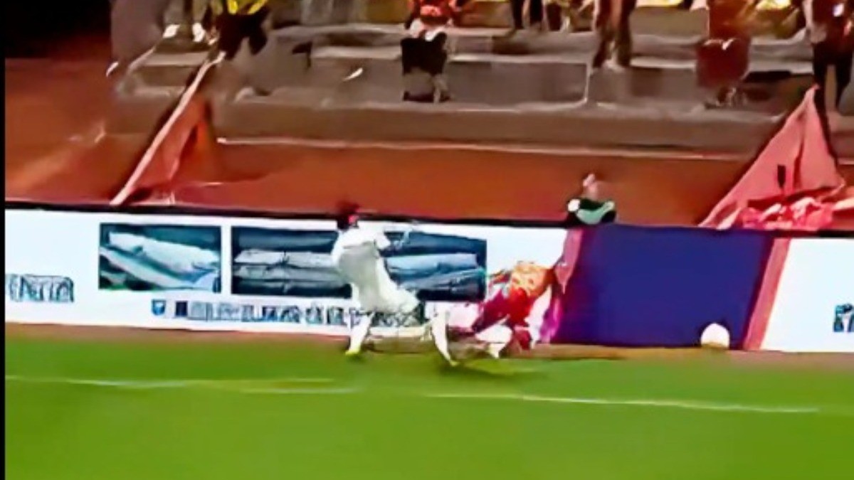 ¡Este futbolista podría quedar parapléjico! Jugador lo empujó contra valla en un partido