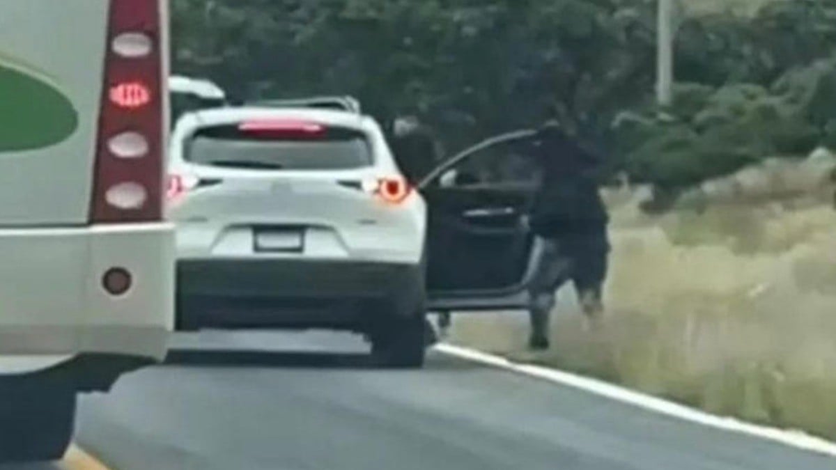 VIDEO Graban momento en el que encapuchados asaltan con armas a pareja en una camioneta