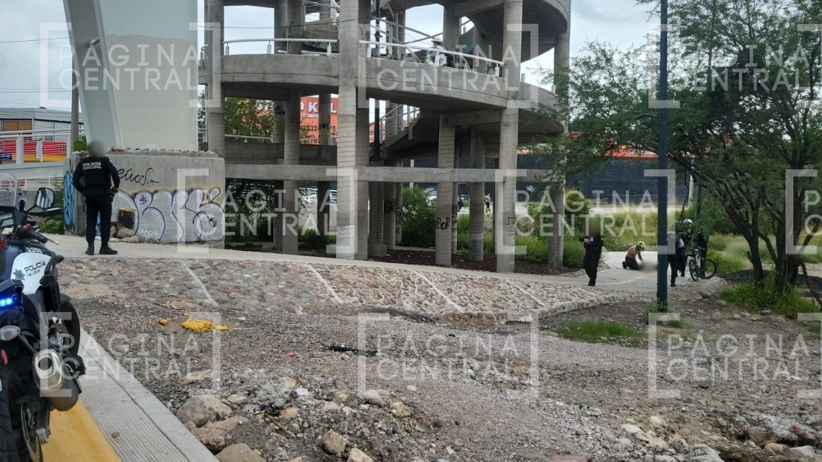 Hombre cae de puente donde algunas zonas no tienen protecciones porque se las robaron