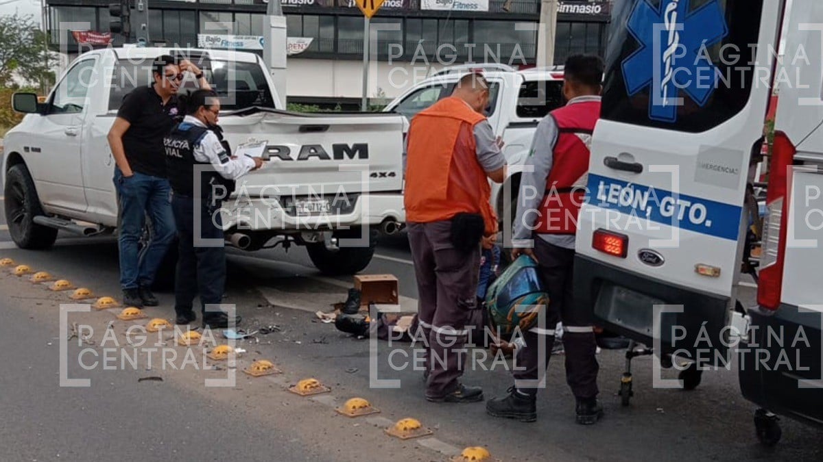 Motociclista no alcanza a frenar, se impacta contra camioneta y sale herido
