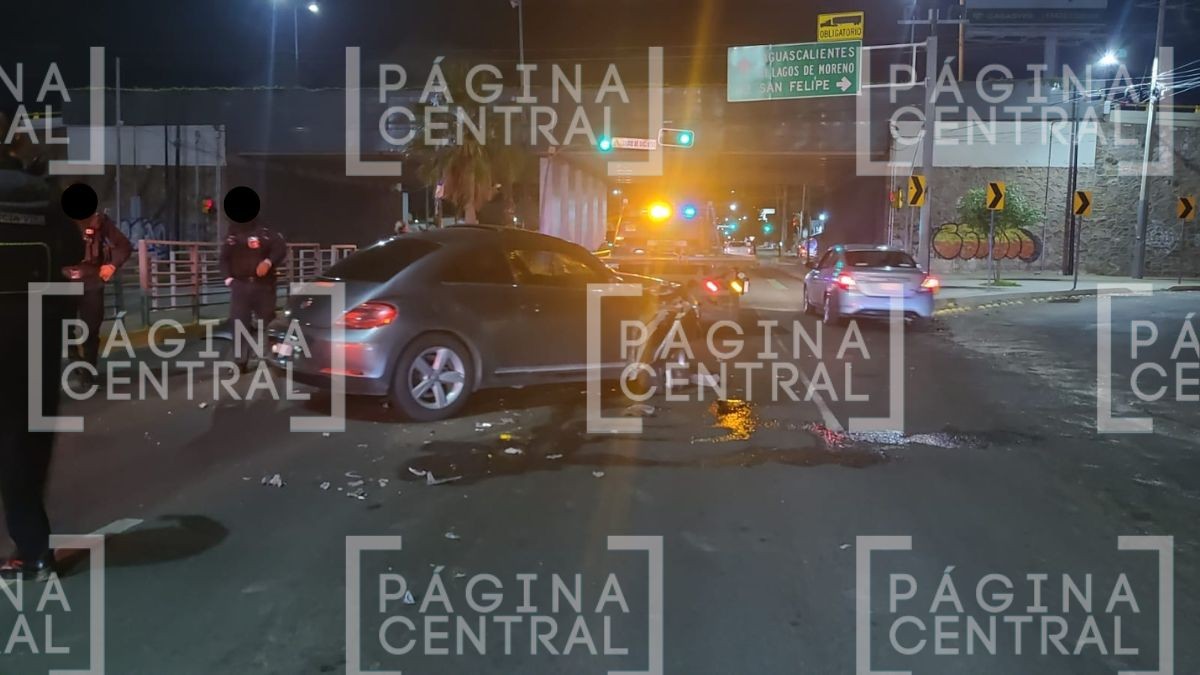 VIDEO ¡Fuerte accidente! Conductor de Beetle pierde el control y choca contra pipa 