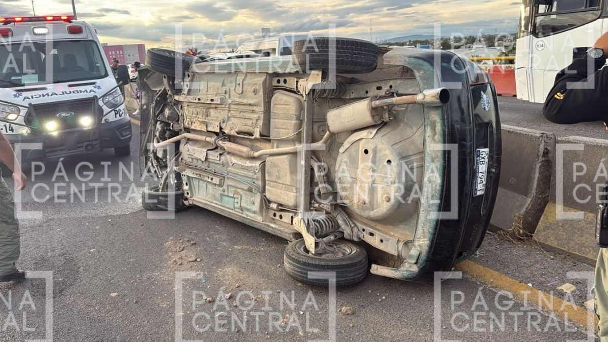 Perdió el control: Automóvil termina volcado en plena carretera