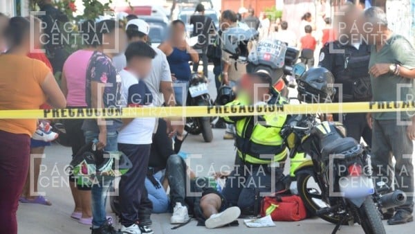“¿A poco sí te crees muy...?“ Motociclista balea a Edwin, queda tirado a mitad de la calle
