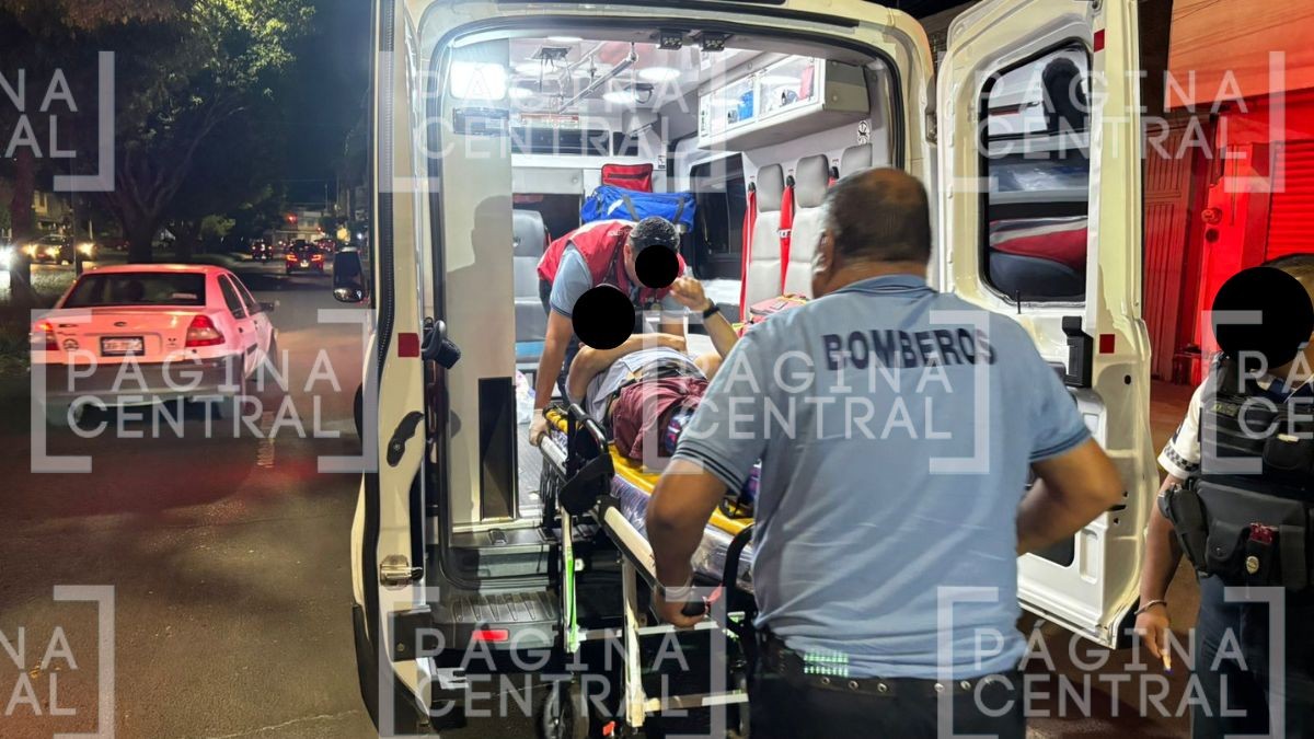 Convulsionó al menos 2 veces: Motociclista sufre fuerte accidente al chocar contra auto 