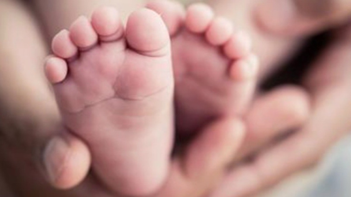 ¡Es niño! Policías de León auxilian a joven mamá a dar a luz dentro de un auto