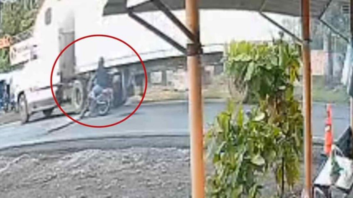 VIDEO Murió aplastado: Motociclista intenta rebasar tráiler y es atropellado