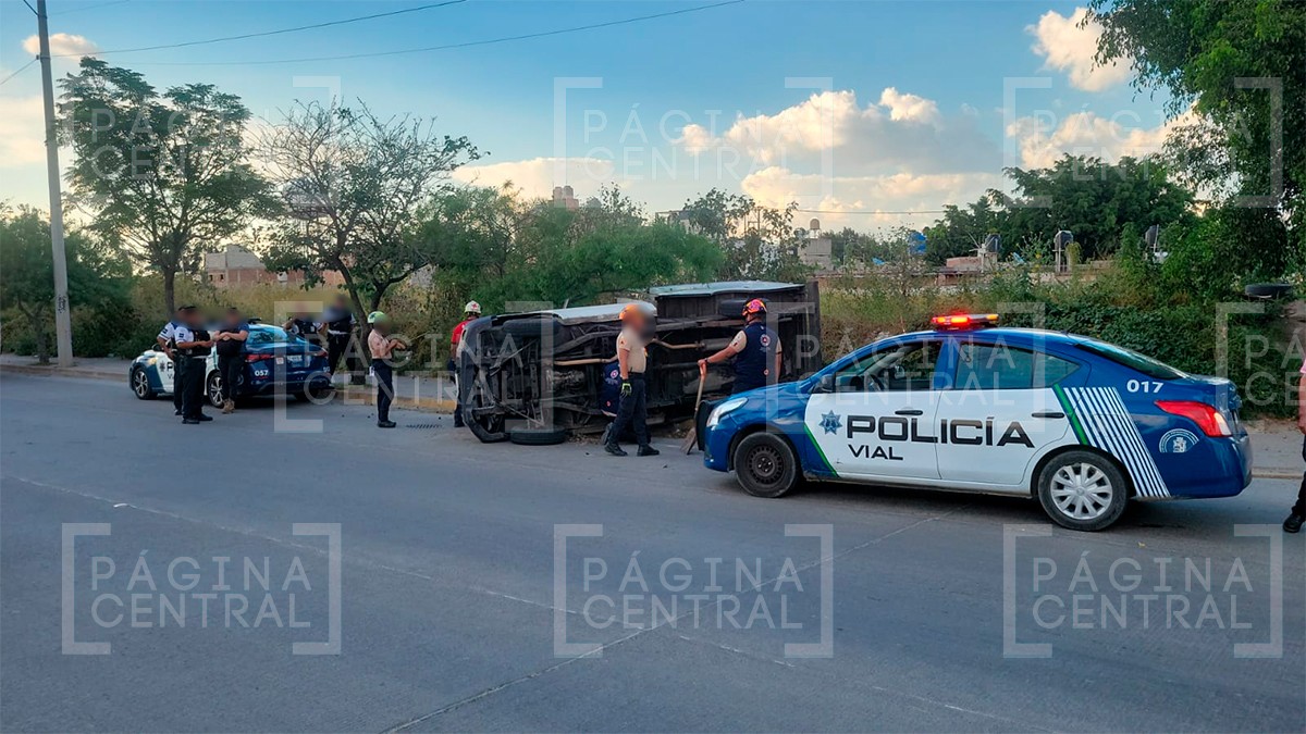 Camioneta pega contra la banqueta y vuelca; así se encuentra el conductor