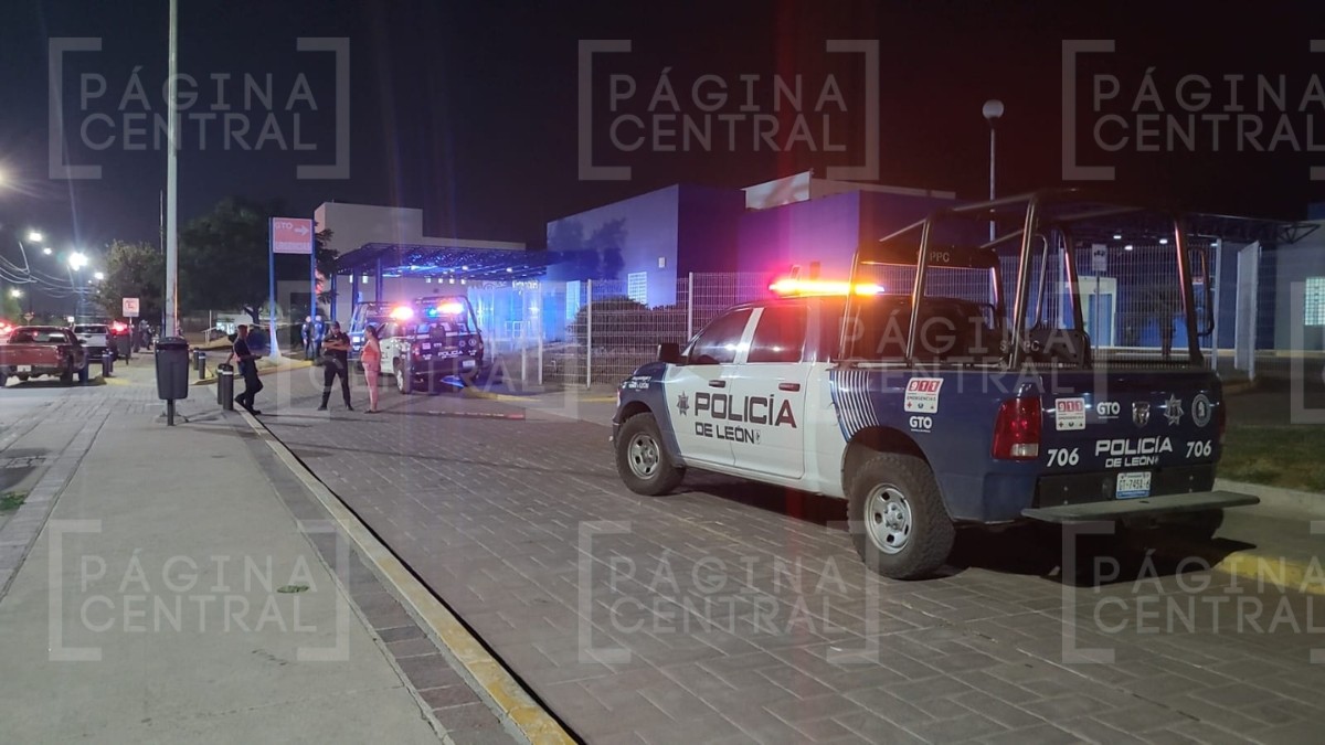 Auto ‘fantasma’ avienta a abuelito justo afuera de hospital, tiene fuerte golpe en la cabeza
