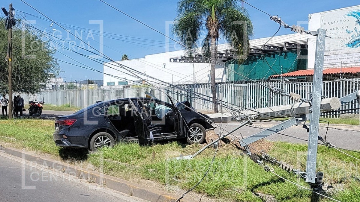 Auto choca y tumba poste de luz, cables de alta tensión quedaron colgando sobre carriles