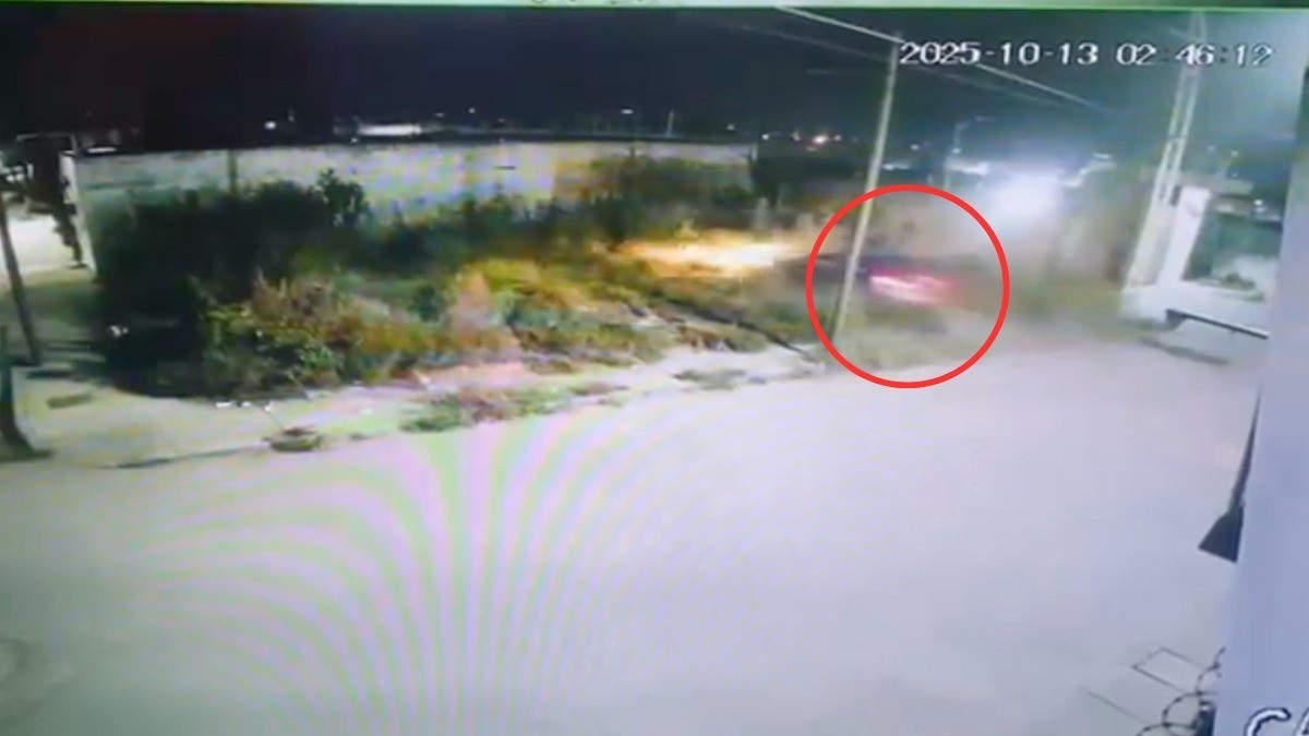 VIDEO Auto choca con casa y hiere a pareja que dormía, ¡los sacaron de los escombros!