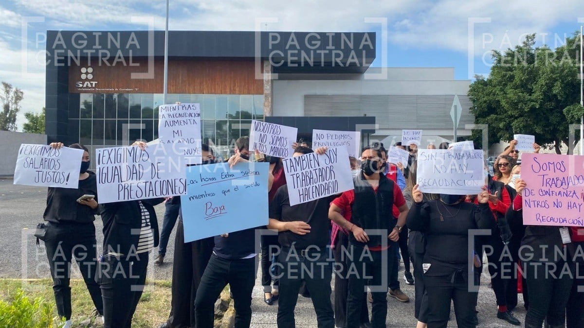 ¡Caos en el SAT! 'Revientan' empleados y campesinos, se manifiestan y cierran instalaciones