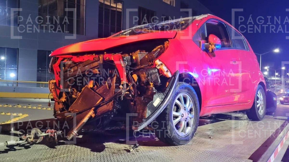 Dos autos chocan en pleno distribuidor vial y por el impacto uno de ellos vuelca