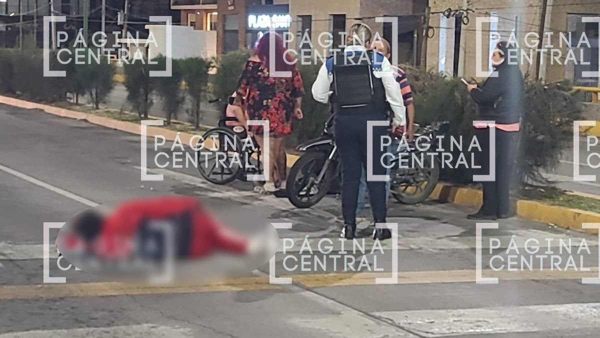 Vehículo impacta a dos menores que iban en moto; automovilistas detienen al responsable