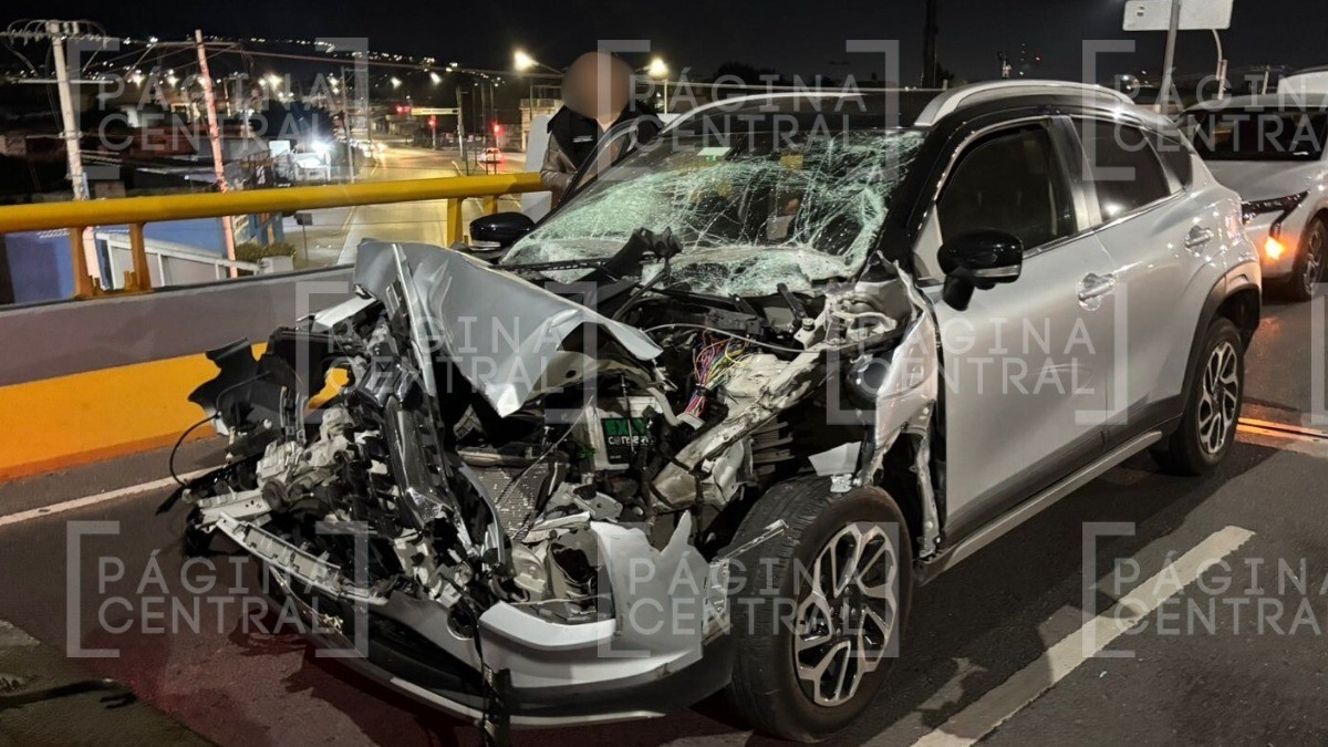Camioneta oficial iba en puente, de pronto se para por falla mecánica y la chocan por atrás