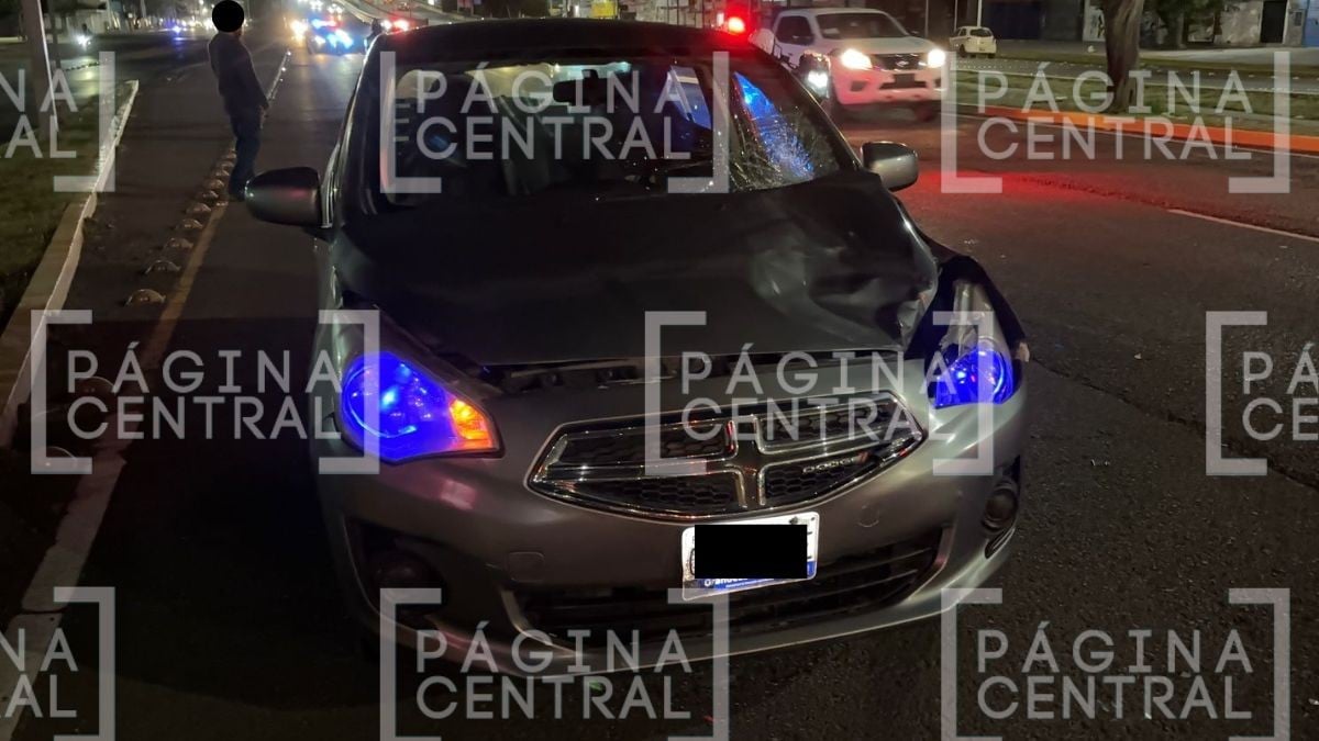 Fue proyectada: Joven cruza bulevar y auto la arrolla al no alcanzar a frenar